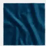 Vue de dessus d'un échantillon carré de tissu velours bleu canard montrant le grain et la texture de la matière.