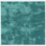 Échantillon carré de tissu en velours de couleur sarcelle ou turquoise avec un bord en zigzag. La texture du velours est visible.