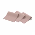 Trois morceaux de tissu de couleur rose poudré ou vieux rose, coupés avec un bord en zigzag, pliés l'un derrière l'autre sur un fond blanc.