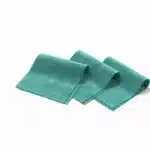 Trois morceaux de tissu velours de couleur sarcelle ou turquoise, coupés avec un bord en zigzag, pliés l'un derrière l'autre sur un fond blanc.