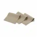 Trois échantillons de tissu pour rideaux, l'un posé sur les deux autres. Tous les échantillons présentent la même texture de lin tissé de couleur beige. Le fond est blanc.