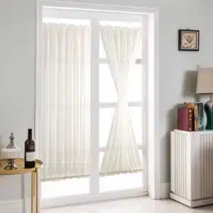 Voilage blanc vu depuis l’intérieur, ambiance douce et lumineuse