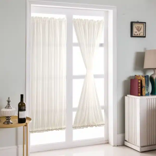 Voilage blanc vu depuis l’intérieur, ambiance douce et lumineuse