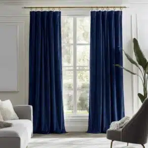 Accueil Grand salon moderne décoré avec une paire de rideaux en velours bleu nuit profond sur une tringle dorée.