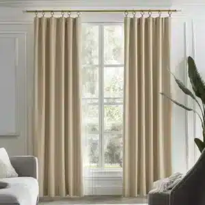 Vue frontale du rideau isolant thermique et phonique beige dans un décor harmonieux et chaleureux.