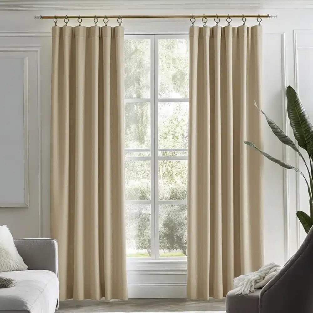 Vue frontale du rideau isolant thermique et phonique beige dans un décor harmonieux et chaleureux.
