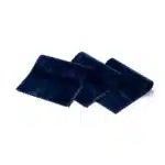Présentation de trois coupons d'échantillons de velours bleu nuit pliés, montrant les reflets du tissu à la lumière.