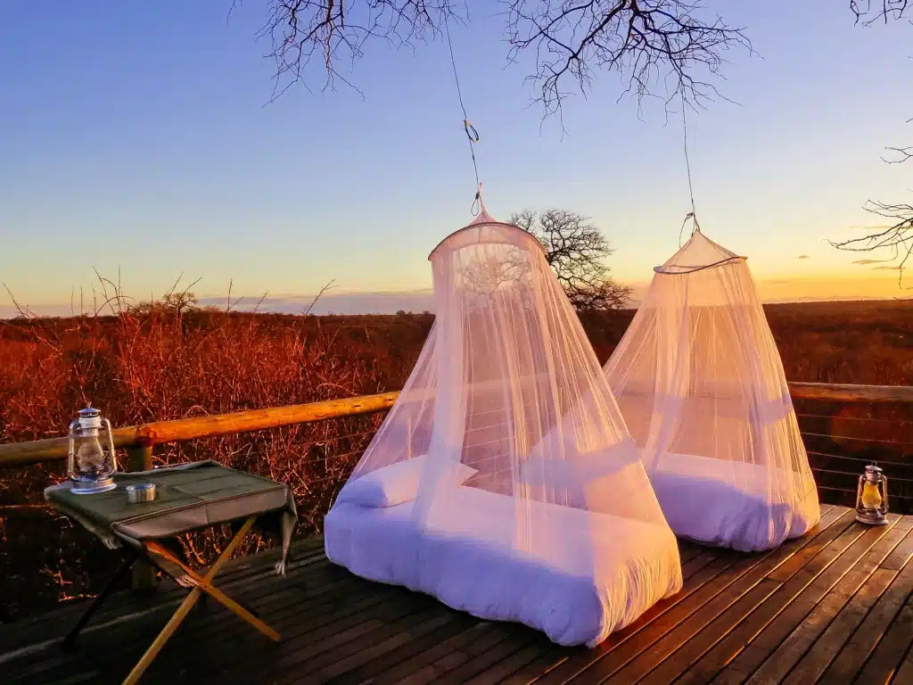 Le guide des moustiquaires 2023 Guide moustiquaire tenture de lit dans la nature
