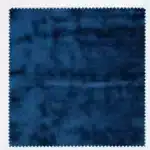 Échantillon carré de tissu en velours bleu roi avec bords en zigzag, montrant la texture riche et les variations de couleur du velours.