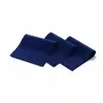 Paire de longs rideaux en velours bleu roi avec anneaux ou œillets visibles, suspendus dans un salon lumineux.