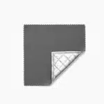 Échantillon de tissu gris anthracite pour rideau thermique épais avec doublure matelassée argentée isolante.