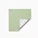 Échantillon de tissu vert pour rideau thermique épais avec doublure matelassée argentée pour une isolation optimale.