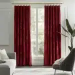 Rideau Velours Rouge dans un salon lumineux - mise en scene