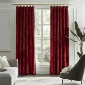 Rideau Velours Rouge dans un salon lumineux - mise en scene