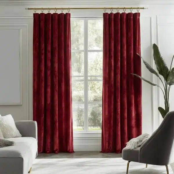 Rideau Velours Rouge dans un salon lumineux - mise en scene