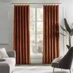 Rideau Velours Camel dans un salon lumineux - mise en scene