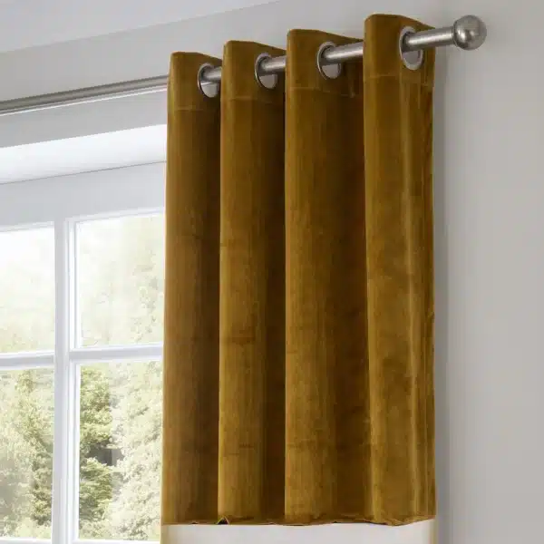 Detail oeillets et tissu Velours Moutarde en gros plan