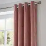 Detail oeillets et tissu Velours Rose en gros plan