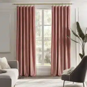 Rideau Velours Rose dans un salon lumineux - mise en scene